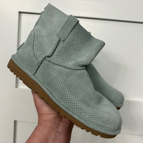 UGG Classic Unlined Mini Perf Boots Size 9 - Picture 2 of 10